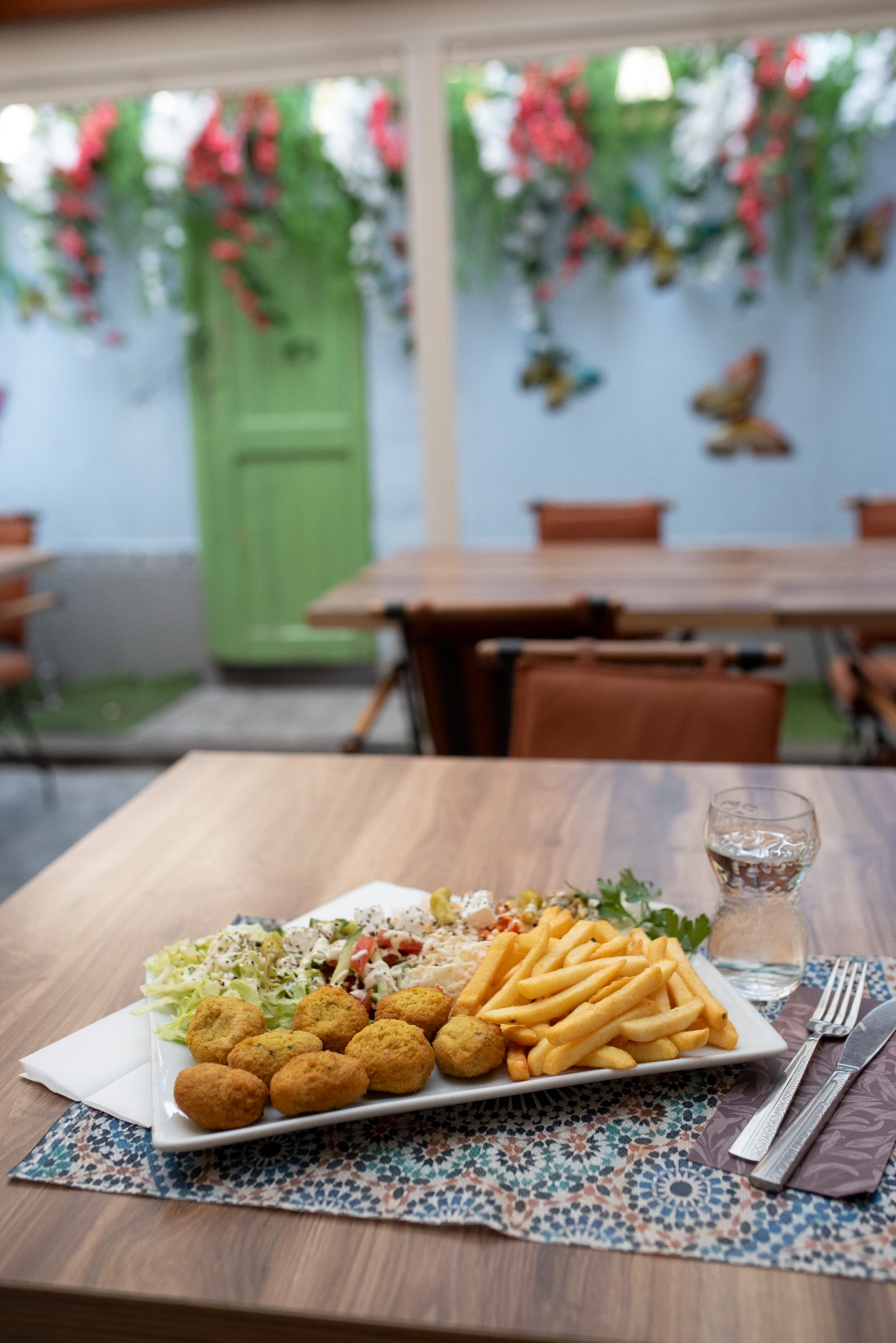 Comptoir réfrigéré garni de brochettes et snacks chez Snick Snack