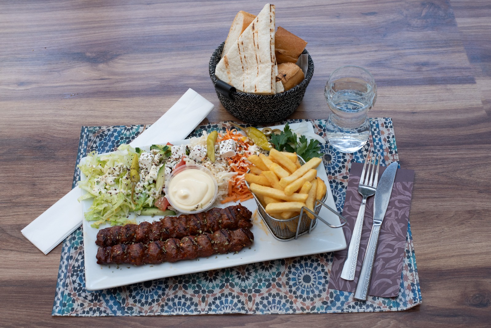 Brochettes grillées servies sur assiette blanche